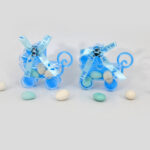 B-Pousette bleu avec dragés amande