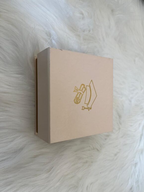 B-صندوق حلو carré  blanc cassé